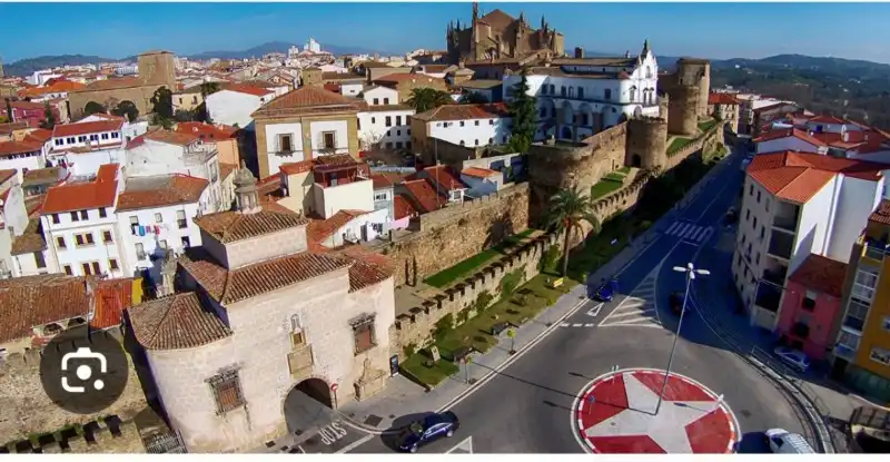 Vista exterior de Casa o xalet en venda en Plasencia amb Jardí privat i Balcó
