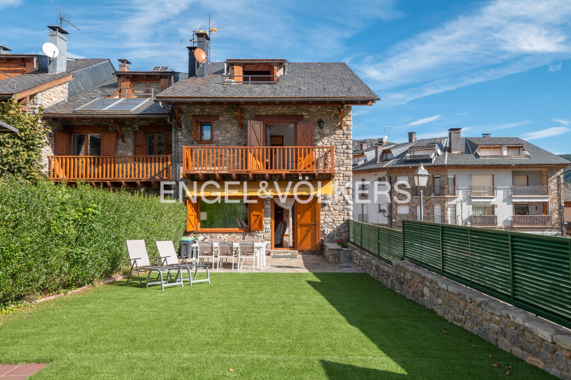Vista exterior de Casa adosada en venda en Bellver de Cerdanya amb Aire condicionat, Calefacció i Jardí privat