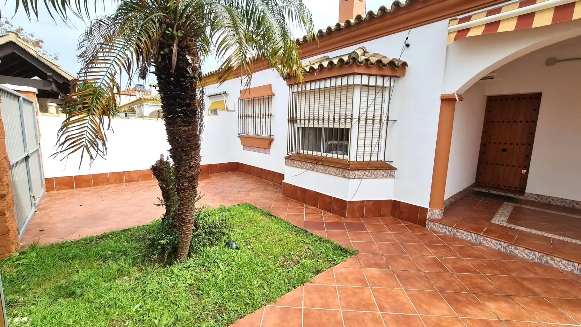 Vista exterior de Casa o chalet en venta en Chiclana de la Frontera con Jardín privado y Terraza