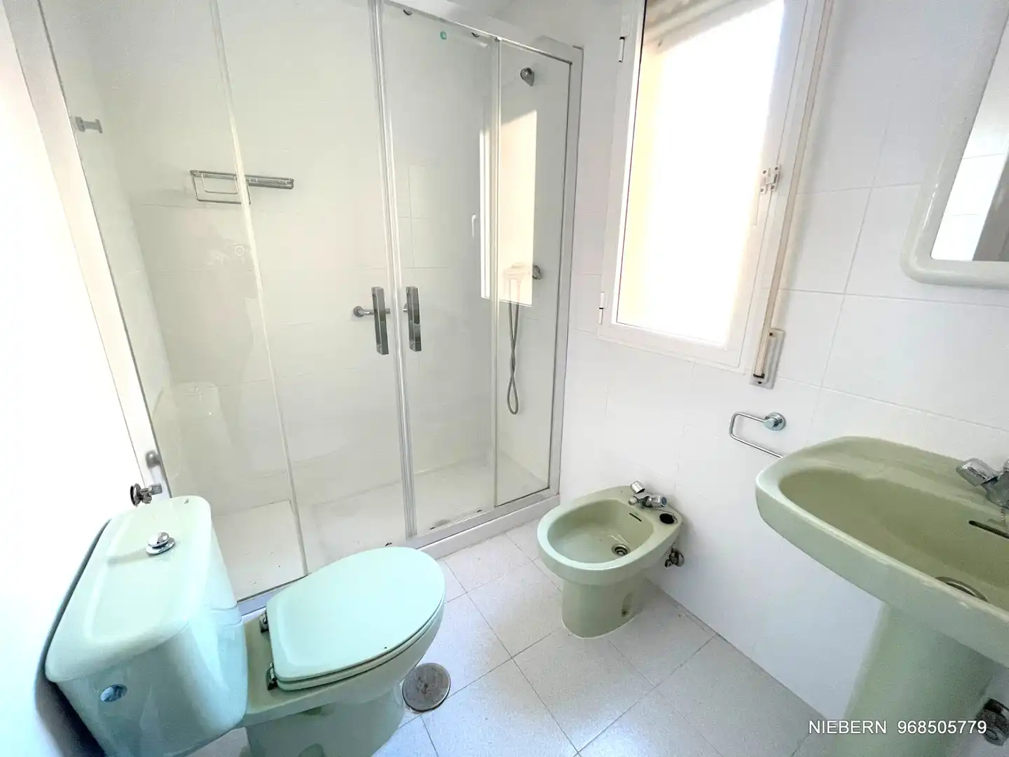 Badezimmer von Wohnung zum Verkauf in La Manga del Mar Menor mit Klimaanlage, Parkett und Terrasse