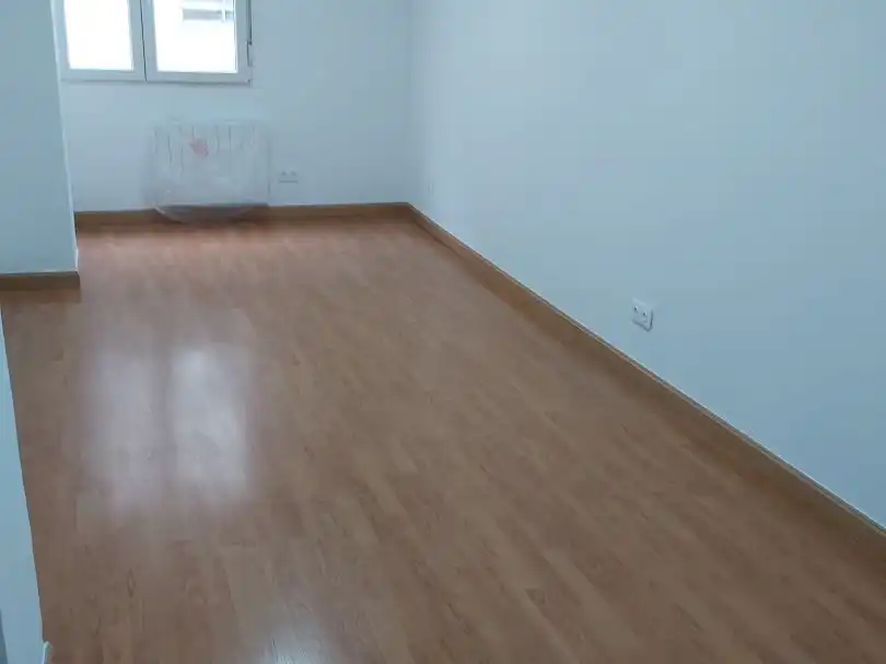 Büro zur Miete in Burgos mit Heizung, Internet und Alarm