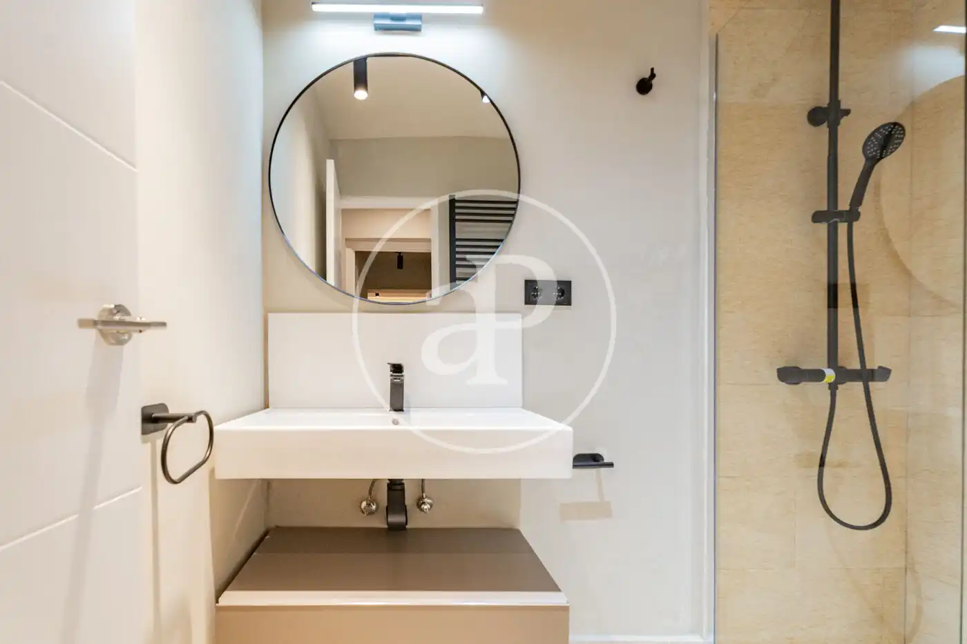Bathroom of Flat for sale in Madrid  with Air Conditioner, Heating and Storage room