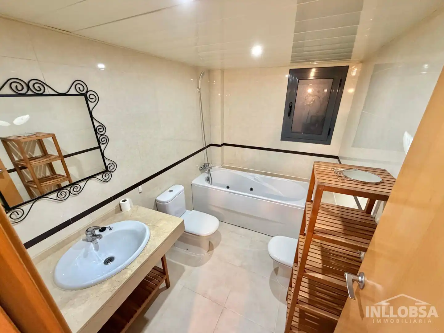 Badezimmer von Erdgeschoss zum Verkauf in Manresa mit Klimaanlage, Heizung und Parkett