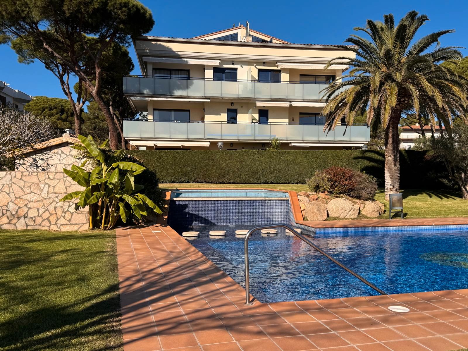 Schwimmbecken von Wohnung zum Verkauf in Palafrugell mit Klimaanlage, Heizung und Privatgarten