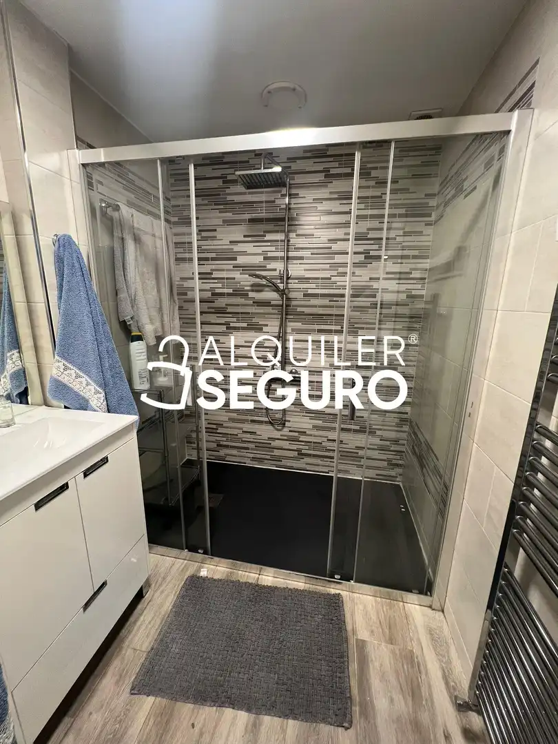 Baño de Piso de alquiler en Madrid con Calefacción y Amueblado