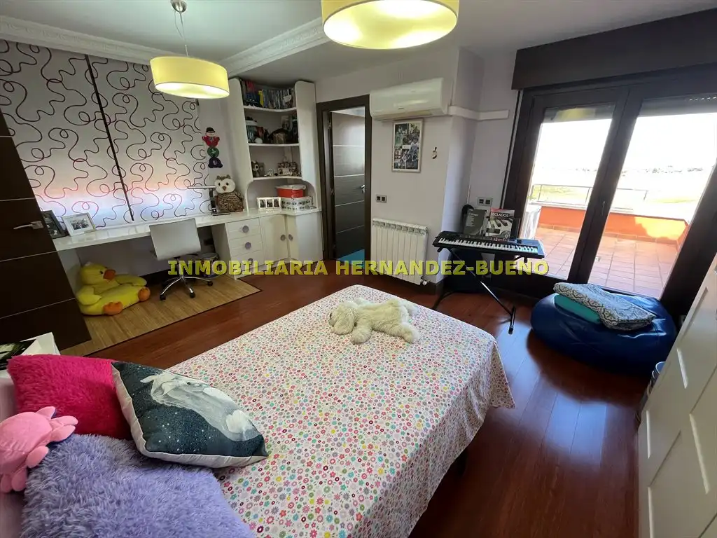 Habitación de Casa o chalet en venta en Carbajosa de la Sagrada con Aire acondicionado, Calefacción y Jardín privado