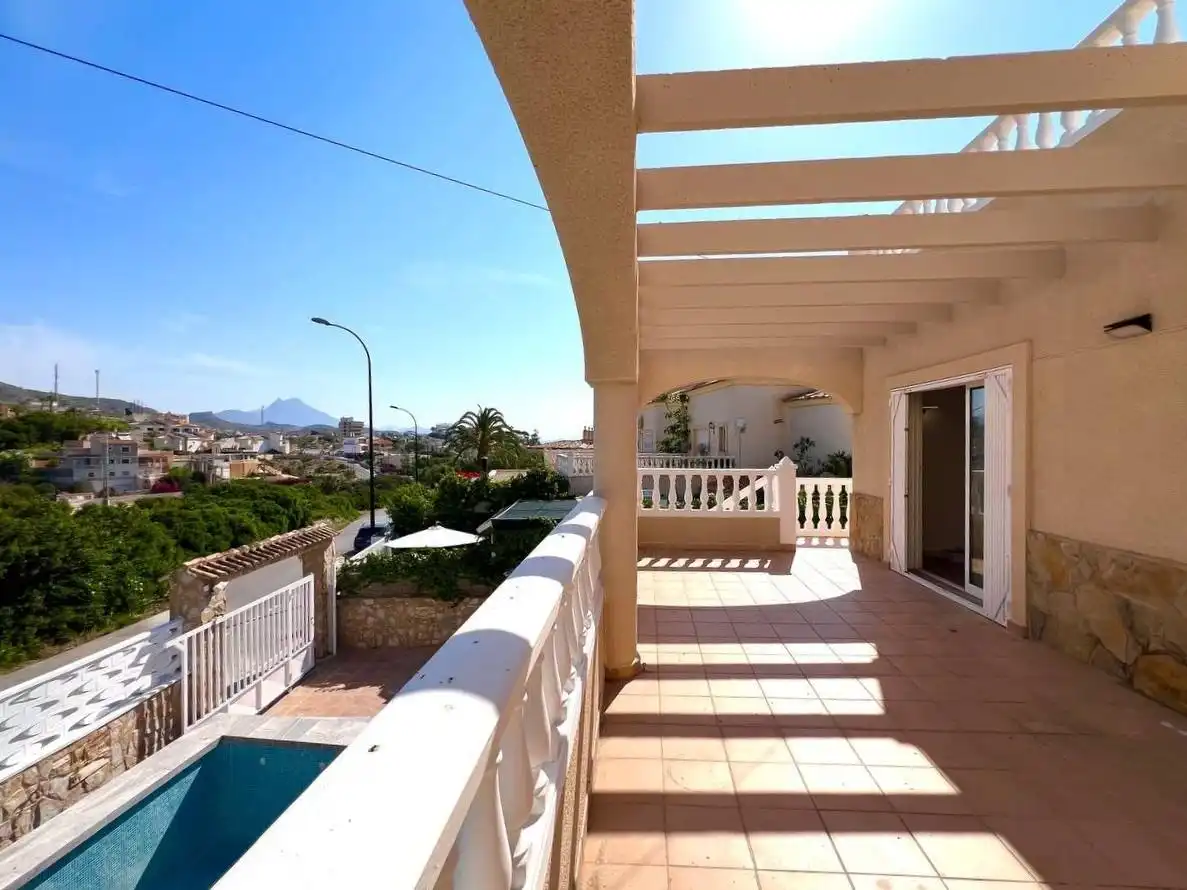 Vista exterior de Casa o chalet en venta en El Campello con Aire acondicionado, Calefacción y Jardín privado