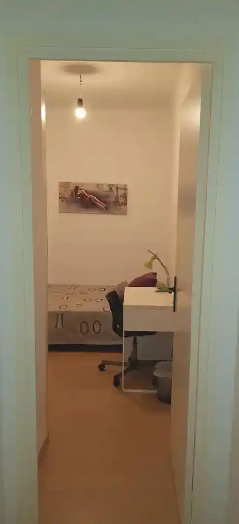 Dormitori de Apartament per a compartir en Barcelona amb Parquet, Moblat i Forn