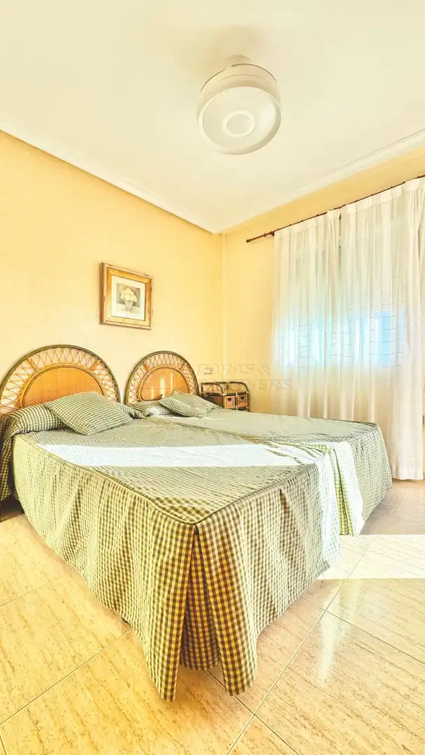 Dormitori de Casa adosada en venda en Orihuela amb Jardí privat, Terrassa i Piscina comunitària