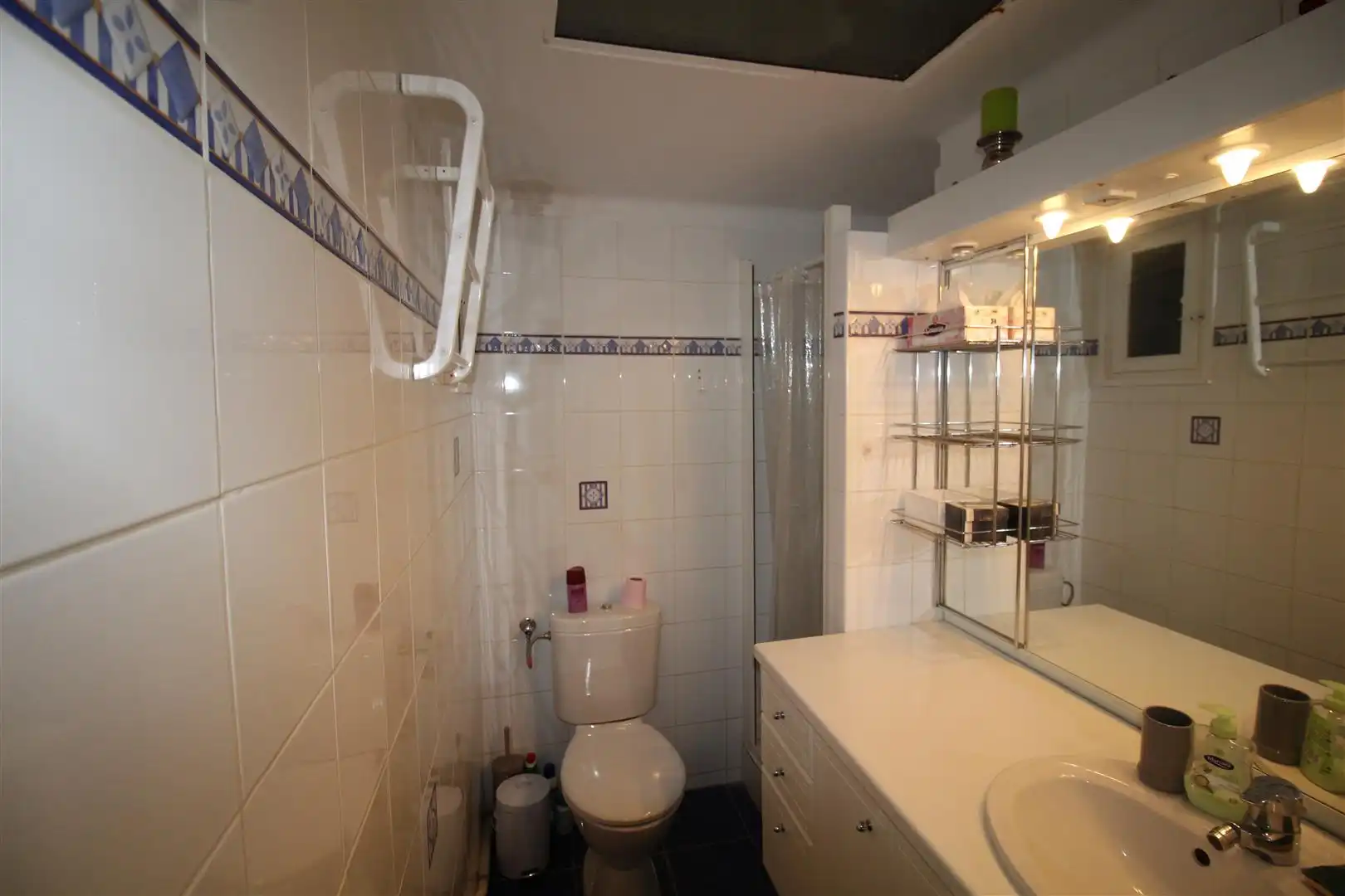 Baño de Apartamento en venta en L'Estartit con Calefacción, Terraza y Amueblado