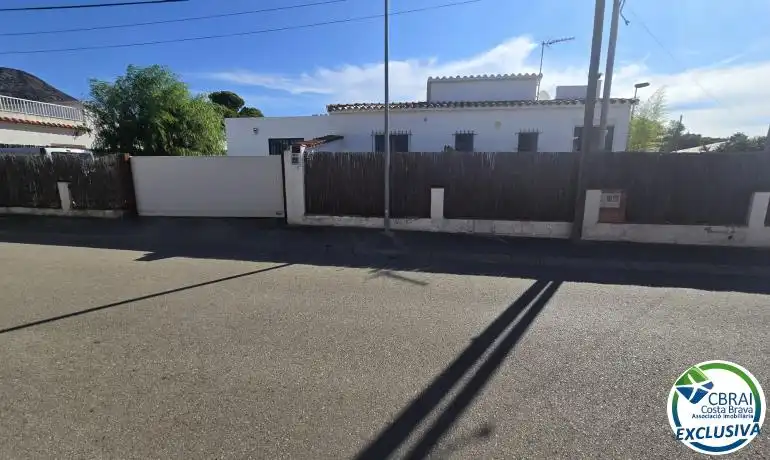 Vista exterior de Casa o xalet en venda en Roses amb Calefacció, Jardí privat i Traster