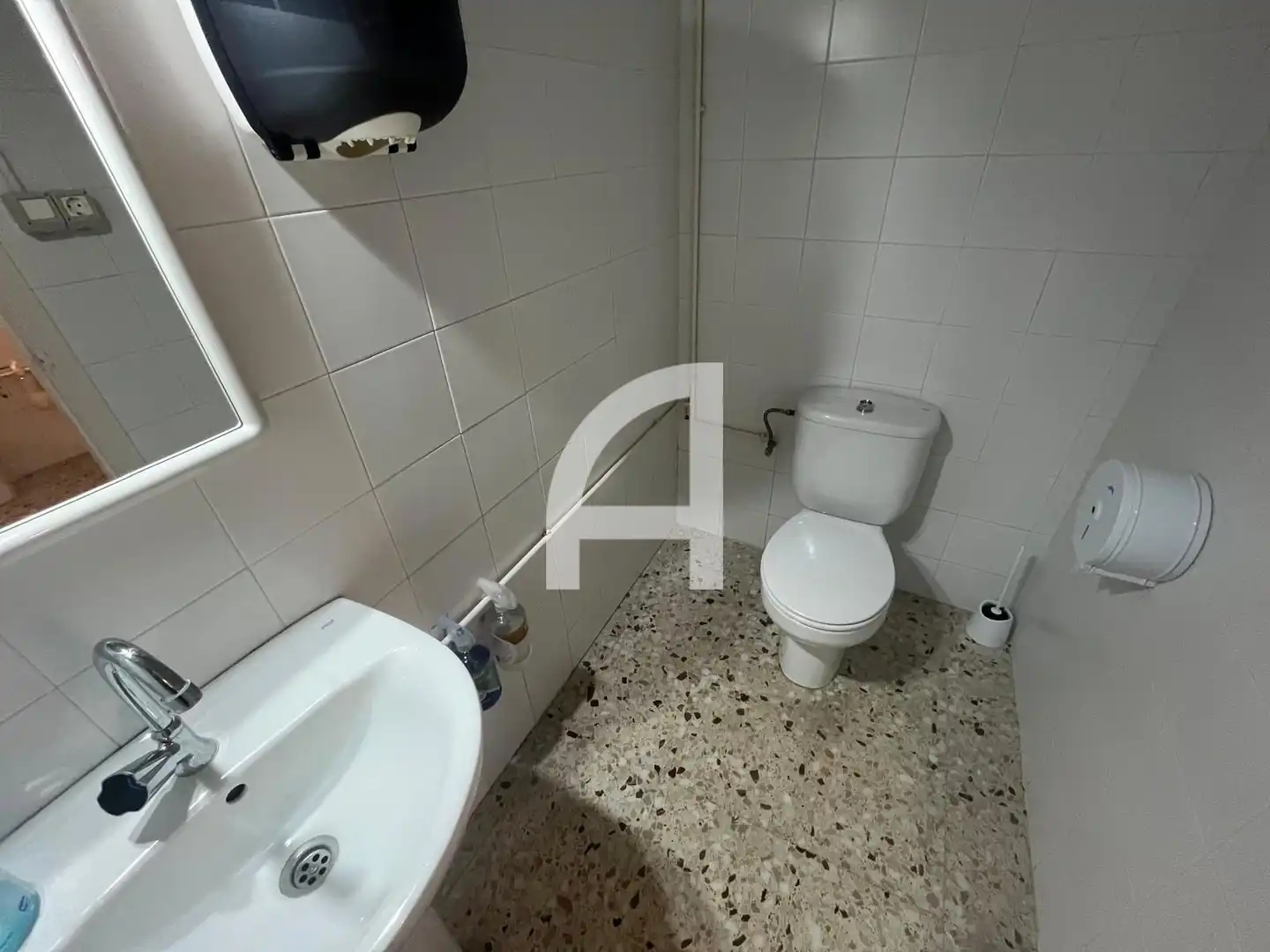 Bany de Oficina de lloguer en Terrassa amb Aire condicionat i Calefacció