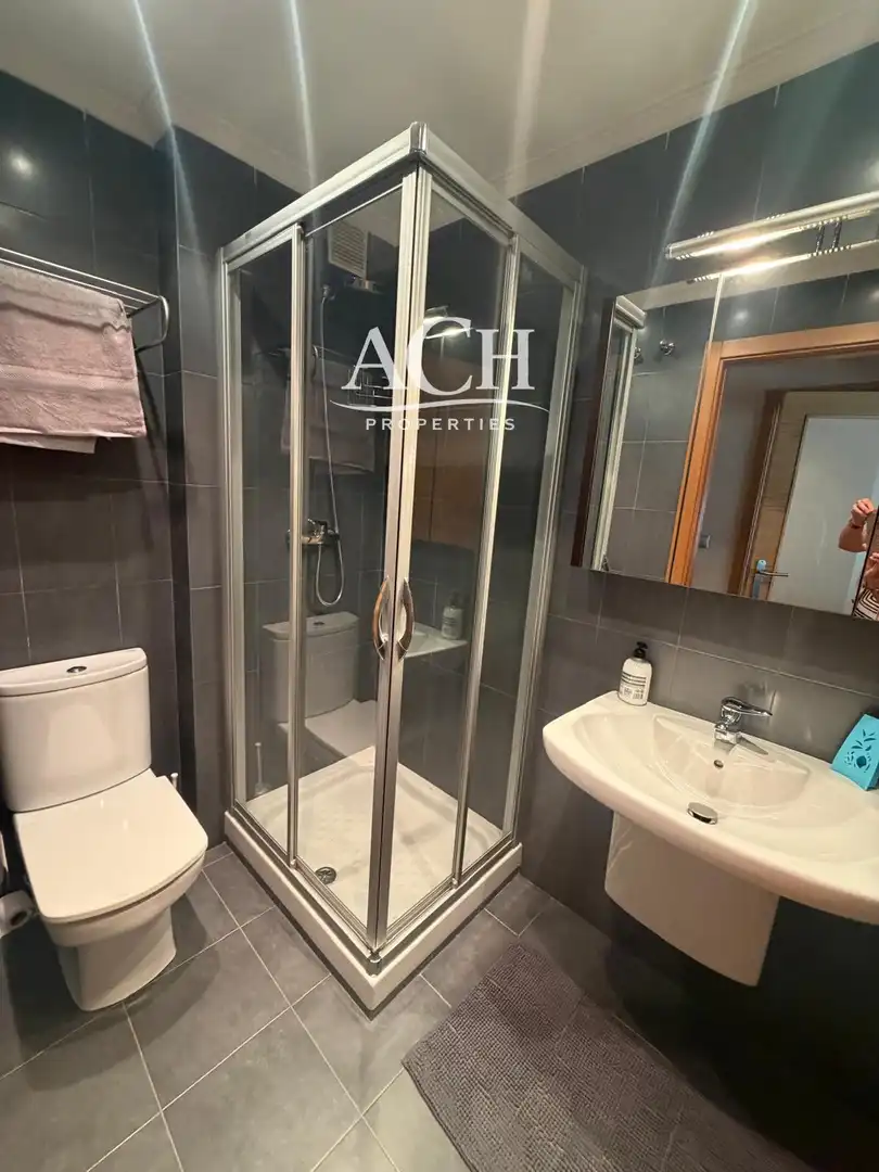 Badezimmer von Wohnung zur Miete in Bilbao  mit Heizung, Parkett und Möbliert
