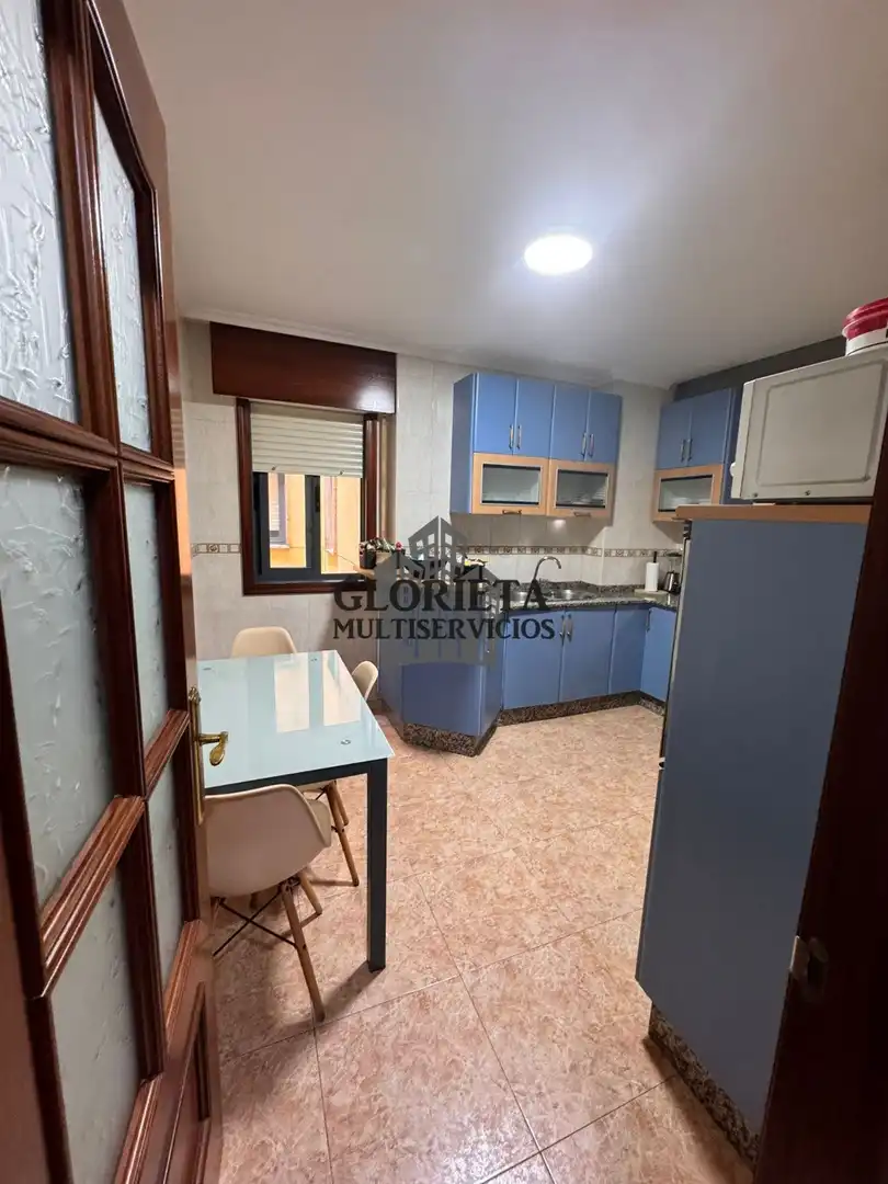 Cuina de Pis en venda en Ponteareas amb Calefacció, Parquet i Moblat