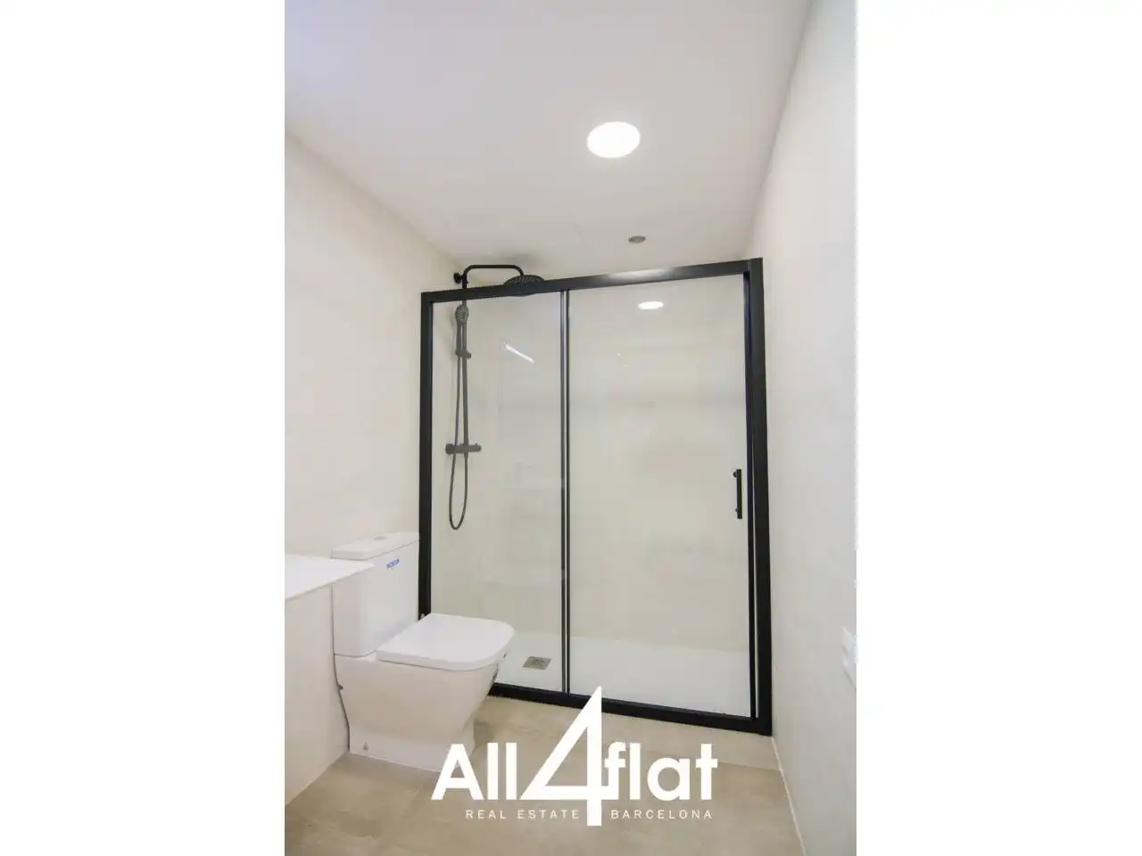 Bathroom of Flat for rent in Barcelona  with Air Conditioner, Heating and Parquet flooring