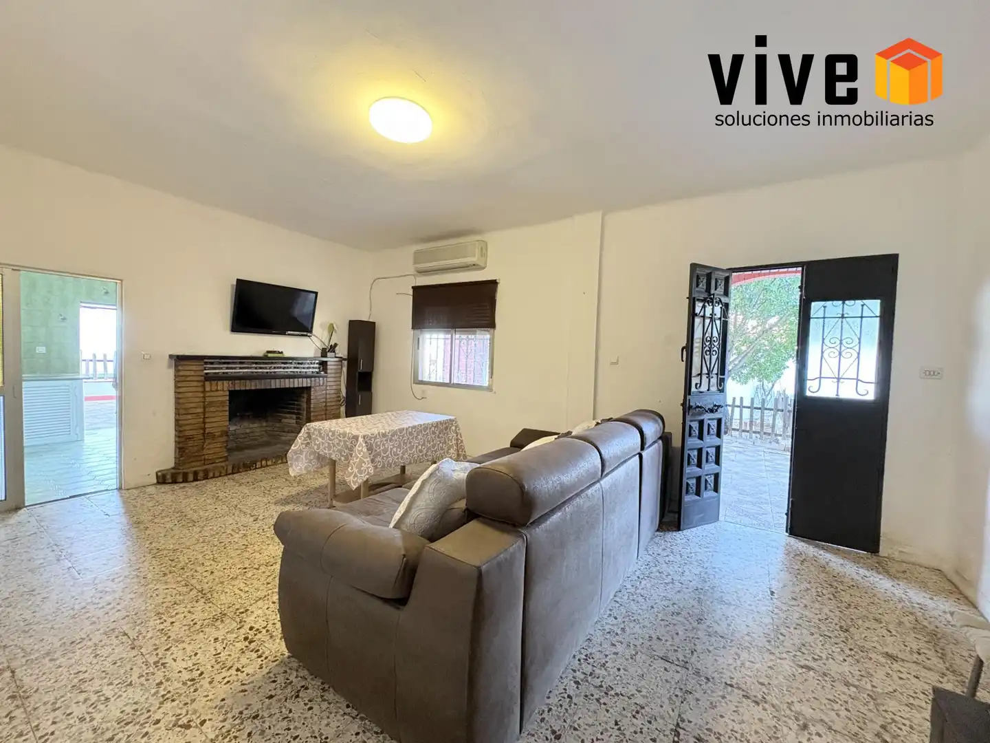Sala de estar de Casa adosada en venta en Mairena del Aljarafe con Aire acondicionado, Calefacción y Jardín privado