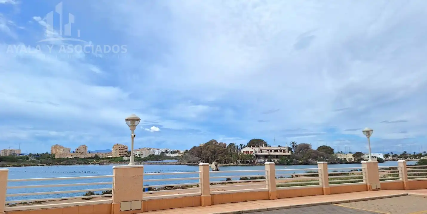 Vista exterior de Piso en venta en La Manga del Mar Menor con Terraza, Trastero y Piscina comunitaria