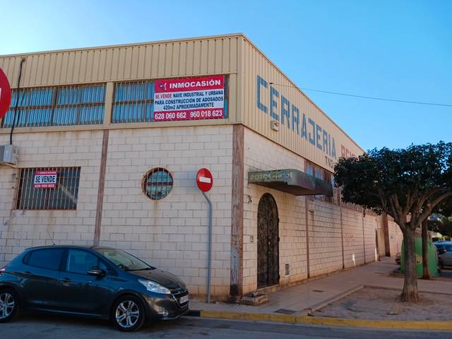 Nave industrial en Venta en Carrer d'Ausiàs March en Benirredrà