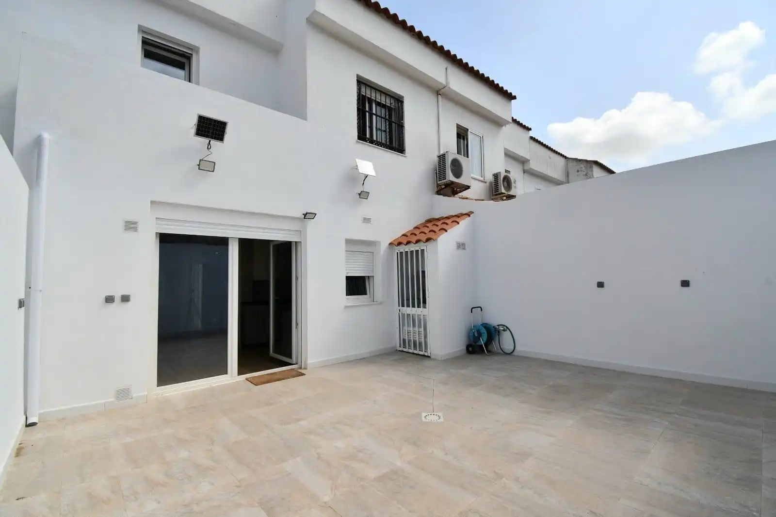 Vista exterior de Casa adosada en venta en Jerez de la Frontera con Aire acondicionado, Terraza y Amueblado