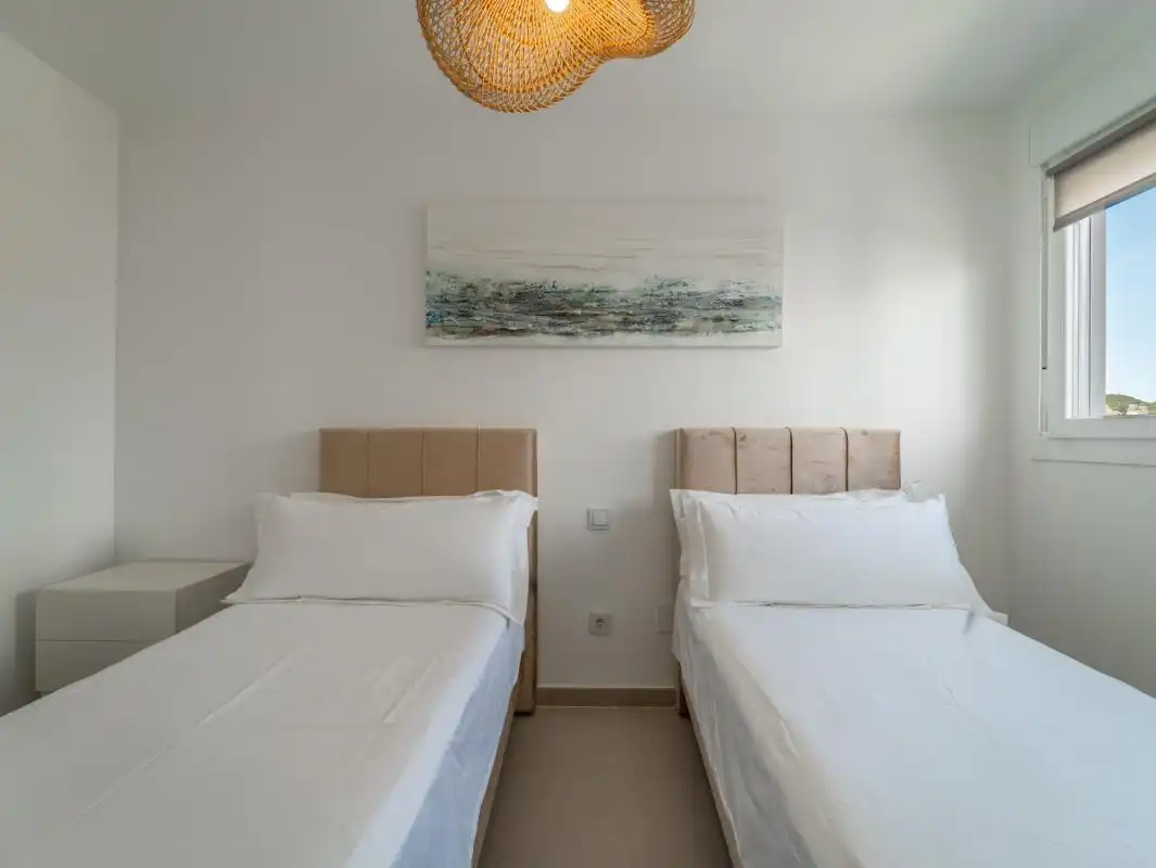Schlafzimmer von Wohnung zum Verkauf in Manilva mit Klimaanlage, Heizung und Privatgarten