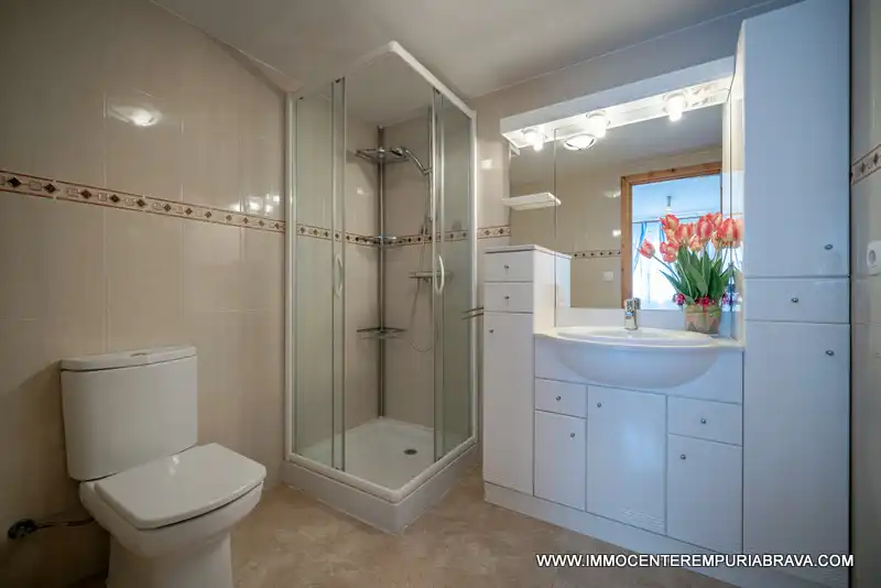 Bathroom of Ground floor for sale in Roses  with Terrace and Storage room