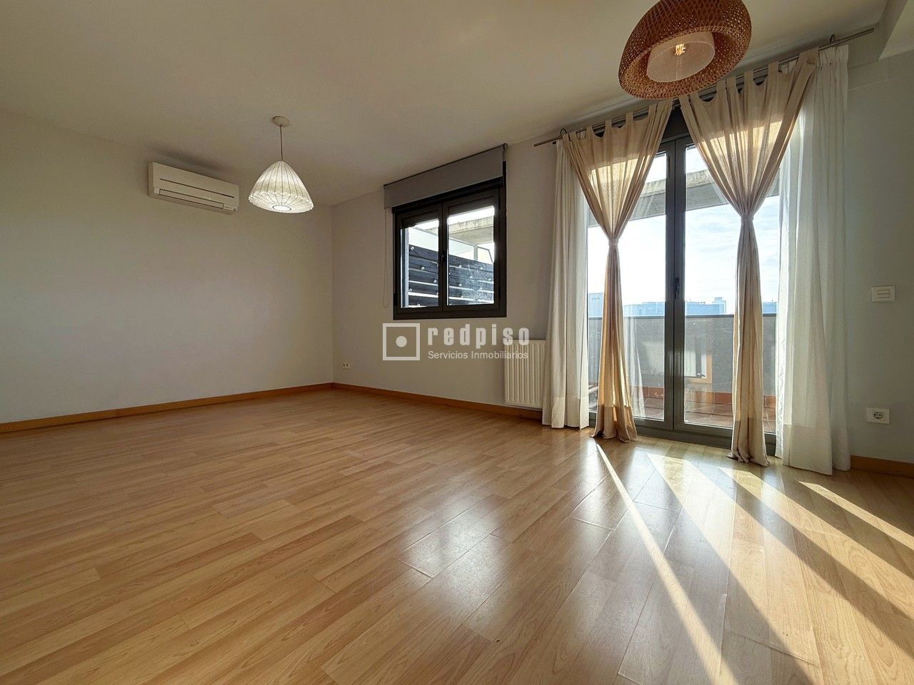 Sala d'estar de Àtic de lloguer en  Madrid Capital amb Aire condicionat, Calefacció i Terrassa