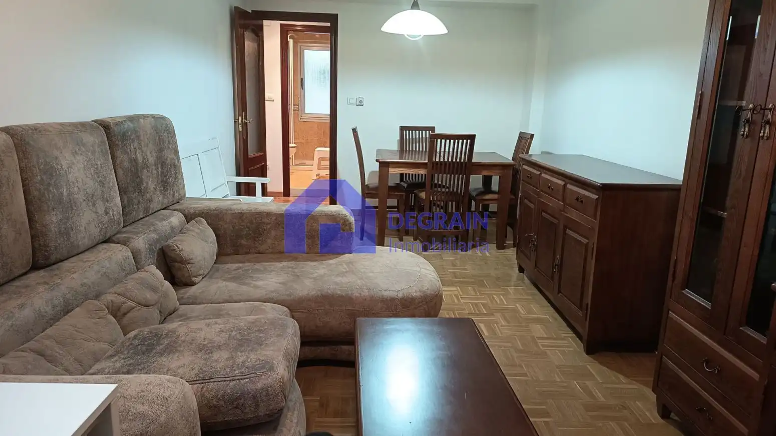 Sala de estar de Piso en venta en Oviedo  con Parquet y Trastero