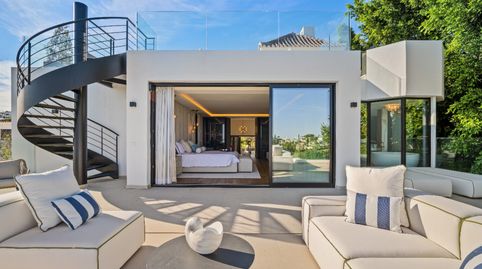 IMPRESIONANTE VILLA DE ARQUITECTO CON VISTAS AL GOLF EN PRIMERA LÍNEA EN NUEVA ANDALUCÍA, imatge 5