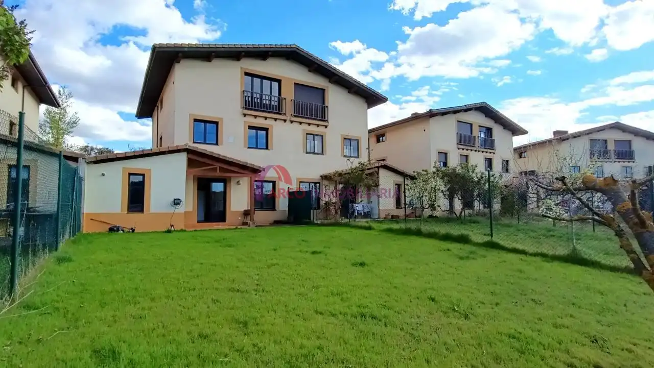 Vista exterior de Casa adosada en venta en Cardeñadijo con Calefacción, Jardín privado y Terraza