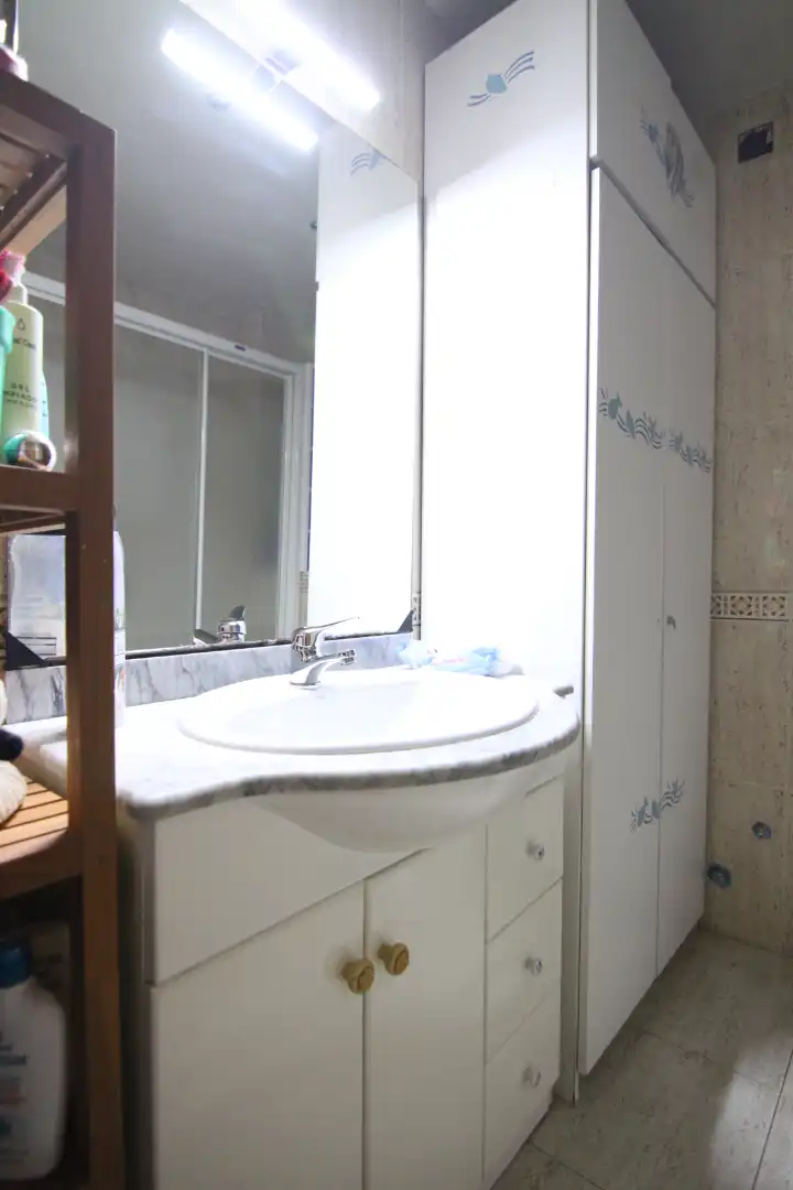 Badezimmer von Wohnung zum Verkauf in Olesa de Montserrat mit Klimaanlage, Heizung und Ofen