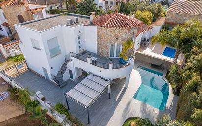 Vista exterior de Casa o xalet en venda en Empuriabrava amb Aire condicionat, Terrassa i Piscina