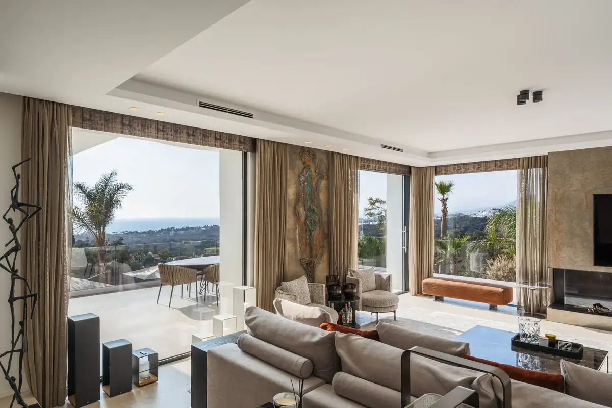 Sala d'estar de Casa o xalet en venda en Marbella amb Aire condicionat, Jardí privat i Terrassa