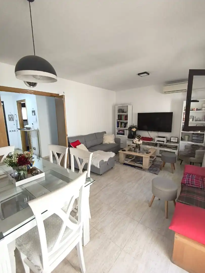Wohnzimmer von Einfamilien-Reihenhaus zum Verkauf in Casarrubios del Monte mit Klimaanlage, Heizung und Privatgarten