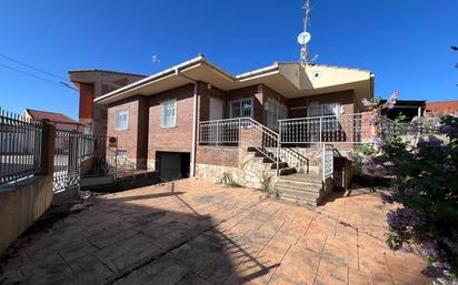 Vista exterior de Casa o xalet en venda en San Cristóbal de Entreviñas amb Calefacció, Jardí privat i Moblat