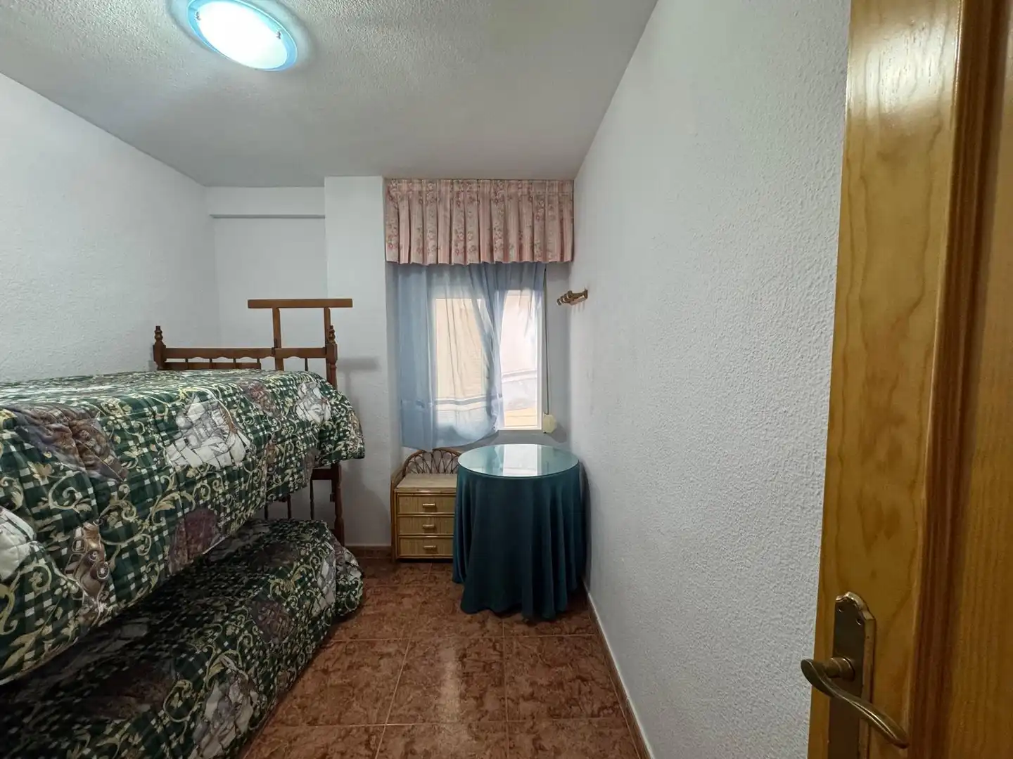 Dormitori de Apartament de lloguer en El Campello amb Jardí privat, Terrassa i Moblat
