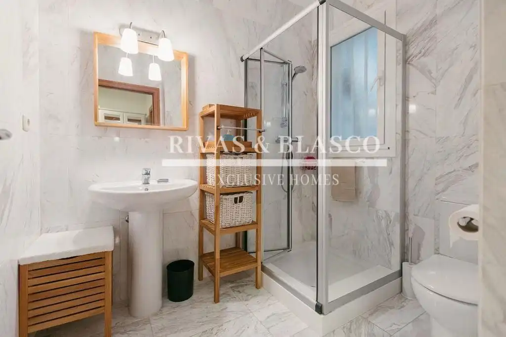 Bany de Apartament de lloguer en Donostia - San Sebastián  amb Aire condicionat, Calefacció i Moblat