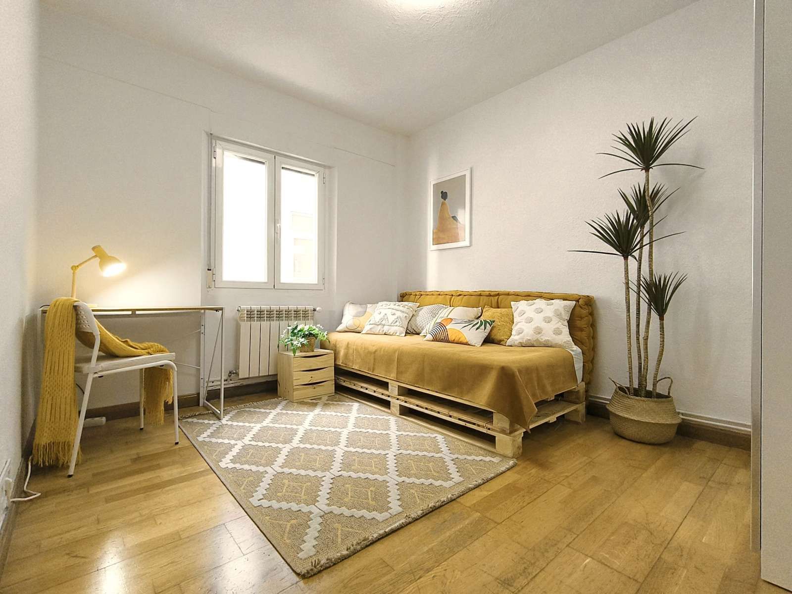 Bedroom of Flat for share in  Pamplona / Iruña  with Air Conditioner, Heating and Terrace