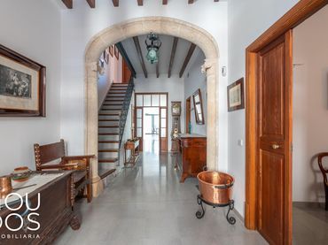 Casa rústica amb balcó en venda a Llucmajor pueblo