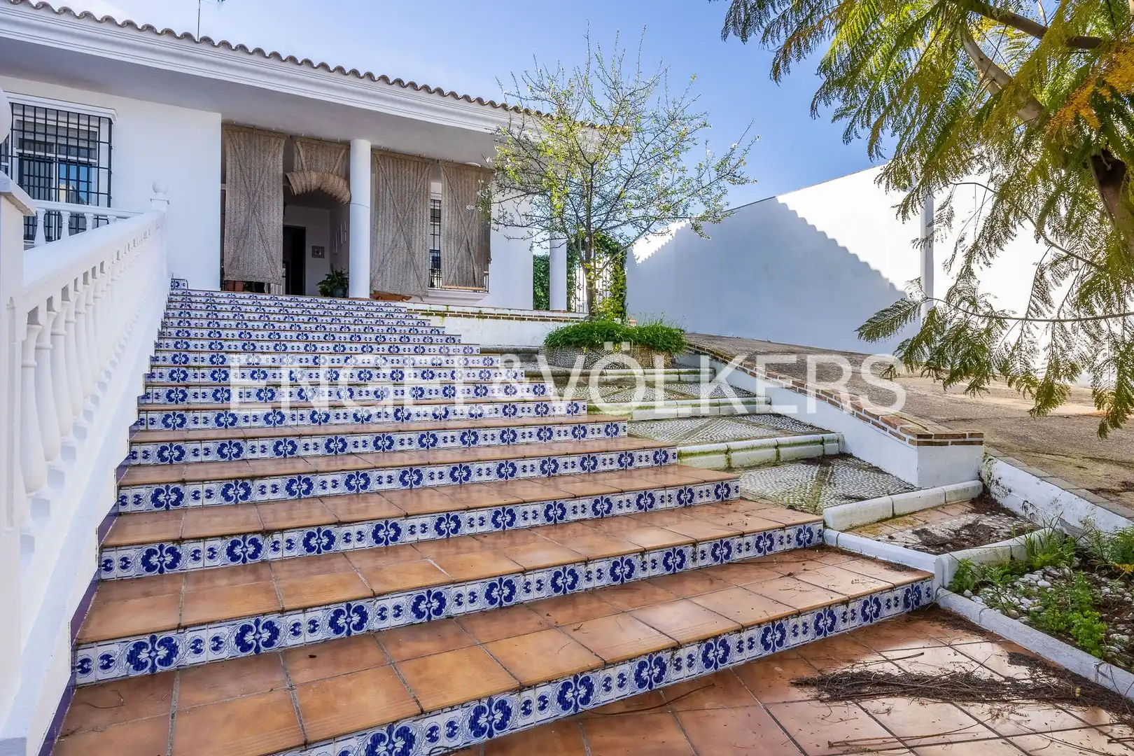 Vista exterior de Casa o xalet en venda en Albaida del Aljarafe amb Aire condicionat, Calefacció i Jardí privat