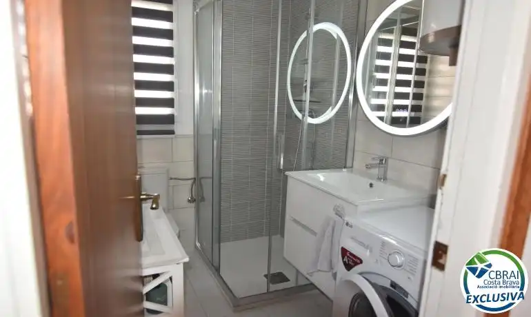 Bany de Apartament en venda en Roses amb Traster i Moblat