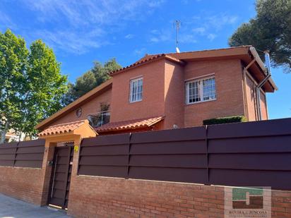 Vista exterior de Casa o xalet de lloguer en Castelldefels amb Aire condicionat, Calefacció i Parquet