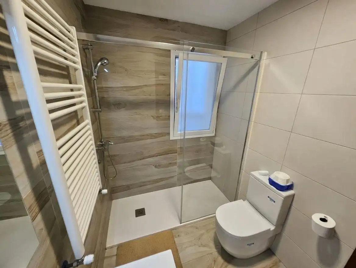Baño de Piso en venta en Burlada / Burlata con Calefacción, Parquet y Balcón
