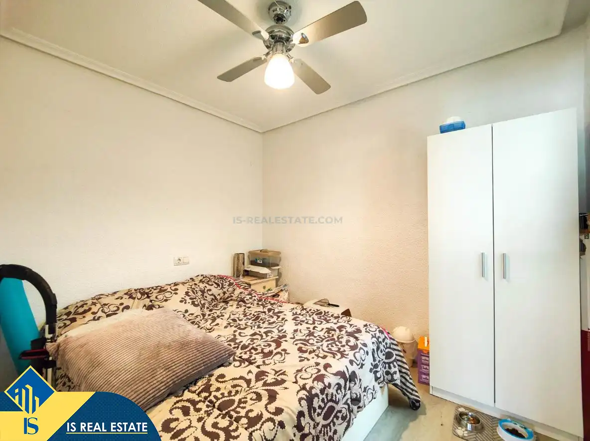 Habitación de Casa adosada en venta en Torrevieja con Aire acondicionado, Calefacción y Jardín privado