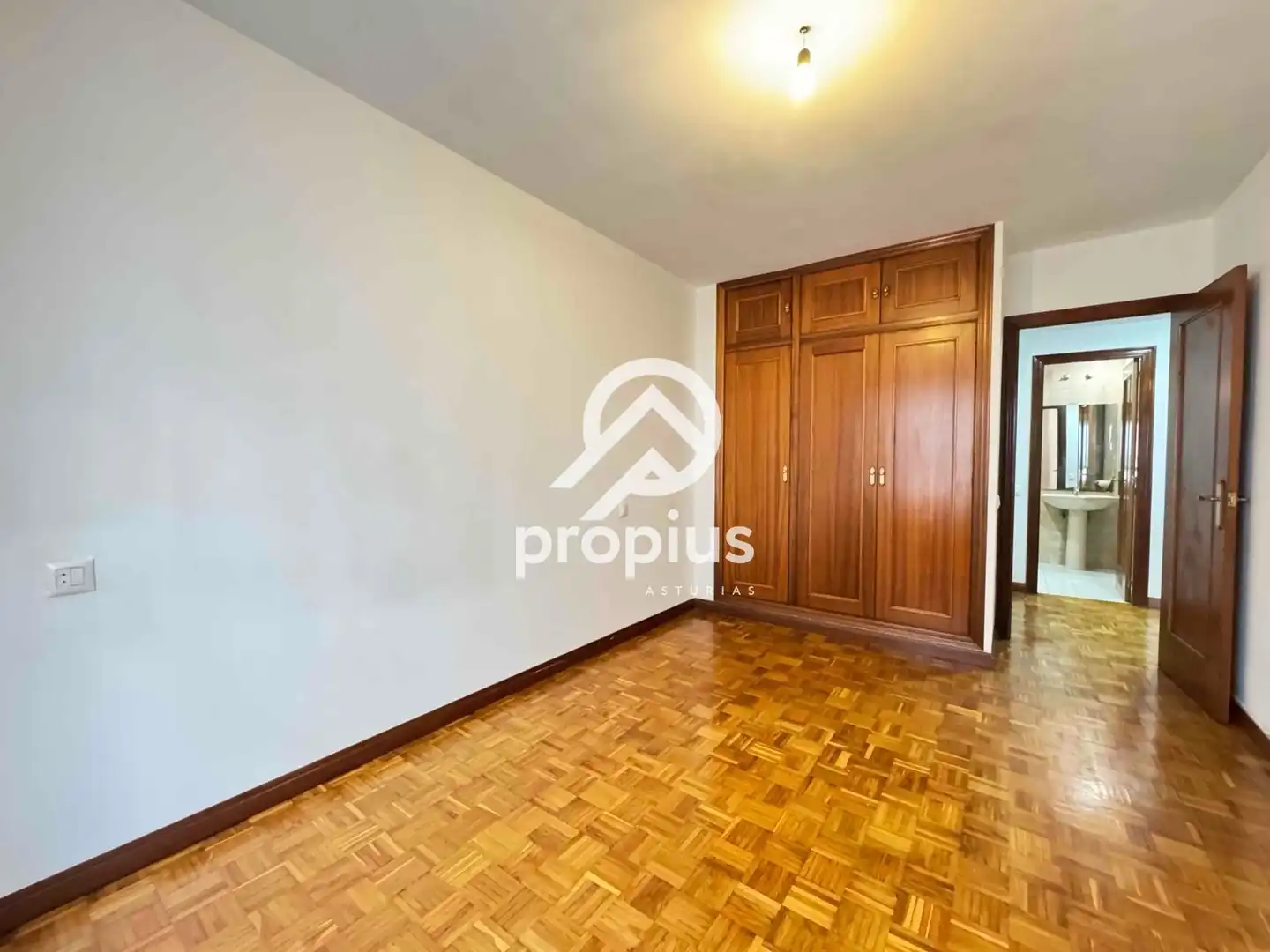 Habitación de Piso en venta en Oviedo  con Calefacción, Parquet y Terraza