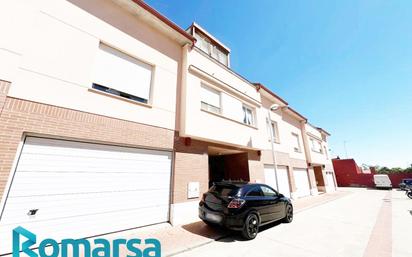 Exterior view of Single-family semi-detached for sale in Valladolid Capital  with Terrace