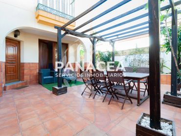 Semi-detached house with balcony for sale in Roquetas de Mar ciudad