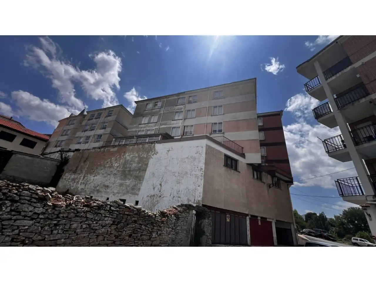 Außenansicht von Wohnung zum Verkauf in Espinosa de los Monteros mit Balkon