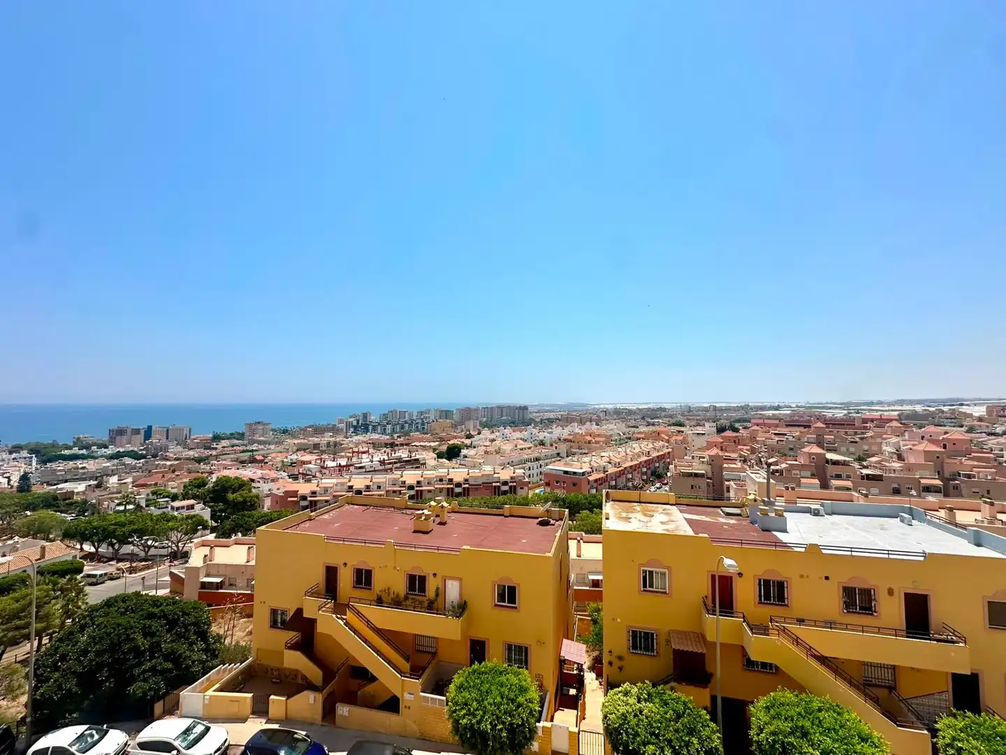 Vista exterior de Pis en venda en Roquetas de Mar amb Aire condicionat i Terrassa