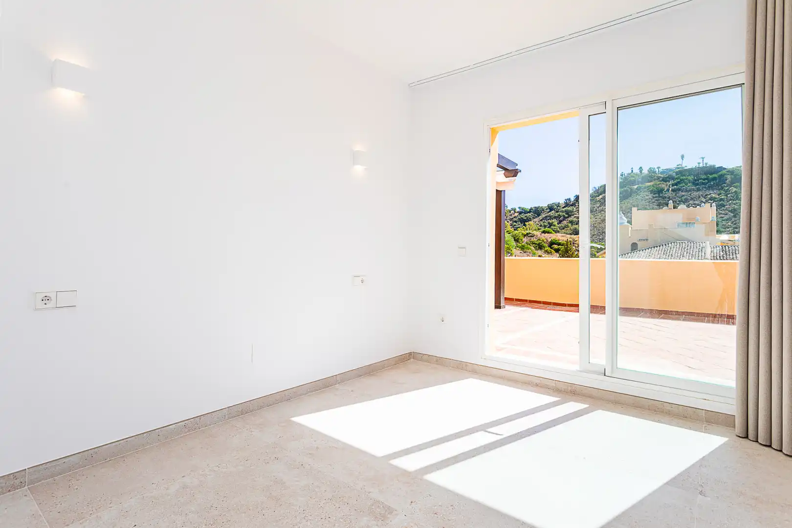 Habitación de Ático en venta en Marbella con Aire acondicionado, Terraza y Trastero