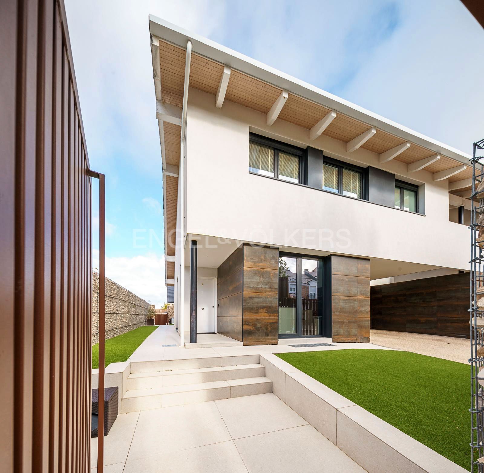 Exterior view of Single-family semi-detached for sale in Boadilla del Monte  with Air Conditioner, Heating and Private garden